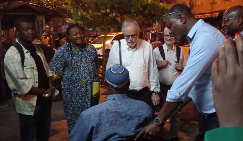 La visita di Andrea Riccardi in Costa d'Avorio comincia con l'incontro con i bambini di strada e i poveri senza dimora amici della Comunità
